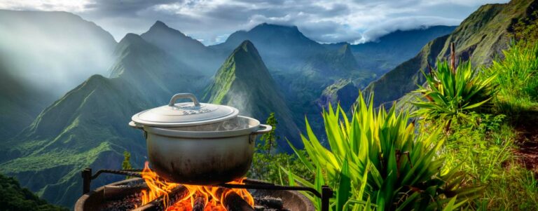 La Marmite Créole : L&rsquo;Âme de la Cuisine au Feu de Bois